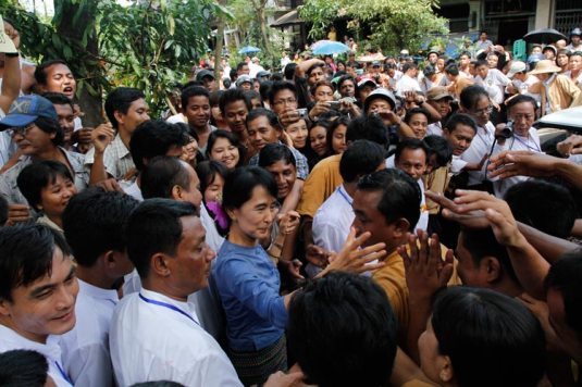 Aung San Suu Kyi umringt von Anhängern im Bago State am 14. August 2011 (c) Htoo Tay Zar (www.openmyanmar.tumblr.com)
