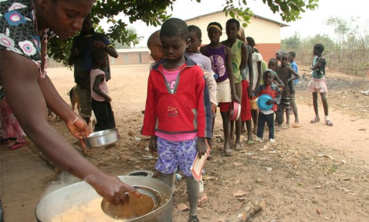 Wir hoffen, dass sich die Situation in Guinea-Bissau nicht weiter verschlechtert, und dass an den Schulen weiterhin Essen verteilt und unterrichtet werden kann